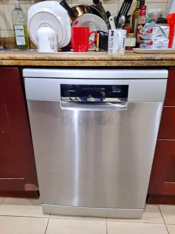 Stainless Steel Built-in Dishwasher in Good Condition