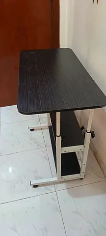 Foldable studying table