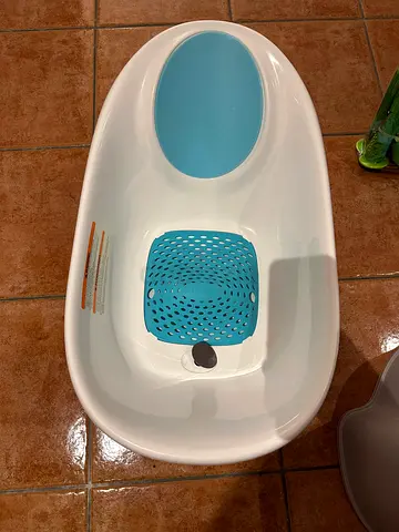 White baby bath tub with non-slip inserts (good condition)
