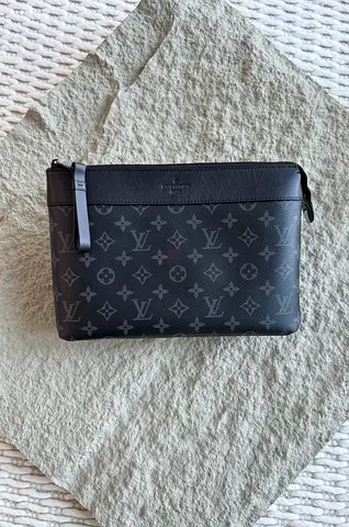 Louis Vuitton pochette voyage Souple Clutch
