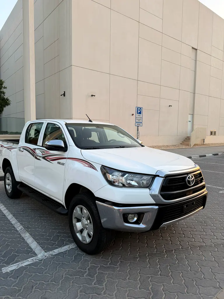 Toyota Hilux 2022 — photo 1 of 20