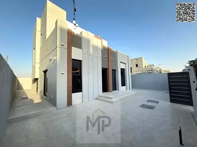 فيلا فاخرة للبيع شامل الرسوم والتسجيل والتملك الحر مدي الحياه بدون دفعه اولي طابقين + روف، بتصميم عصري ومساحات واسعة، مع حوش وفناء كبير، تقع بالقرب من