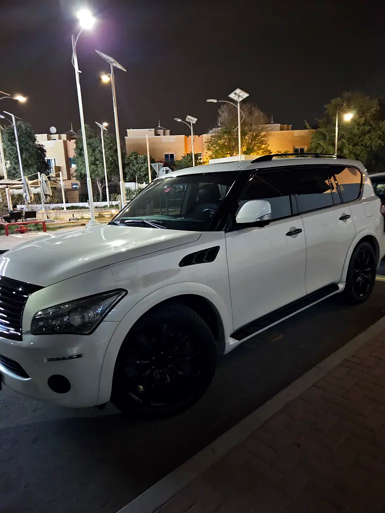 Infiniti QX80 2013 — photo 1 of 10