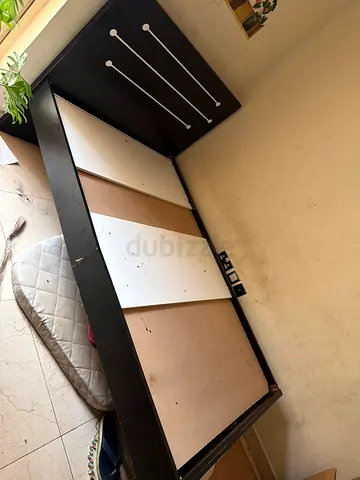 Queen bed with s all crack