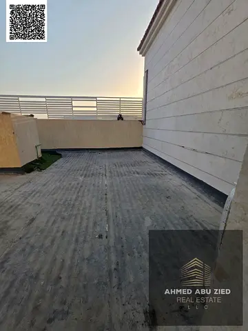 Luxury apartment with a very large rooftop for rent. 2 spacious bedrooms, large hall, equipped kitchen, 3 bathrooms, full maintenance, best price.
