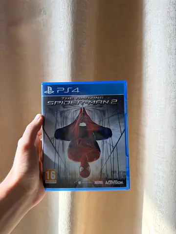 The amazing spider man 2 very rare game with its stuff inside like new condition