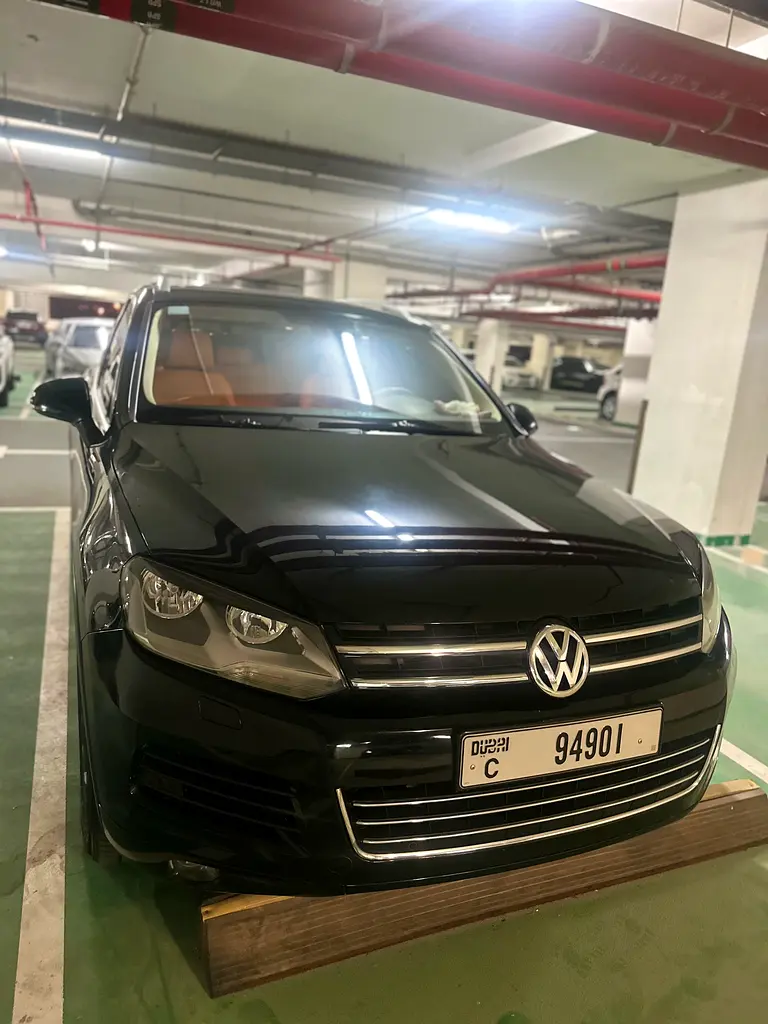 Volkswagen Touareg 2012 — photo 1 of 6