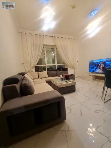 شقة مفروشة بتصميم عصري وموقع مميز قريب من جميع الخدمات، توفر أسلوب حياة مريح وعملي.