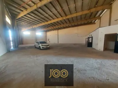 مستودع للإيجار في Umm Al Thuoub مساحة 9200 قدم مع ميزانين، كهرباء 100 كيلو وات، على شارعين رئيسيين، جاهز للاستلام خلال أسبوع.