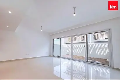 3BR | MIDDLE | BRAND NEW | CLOSED KITCHEN