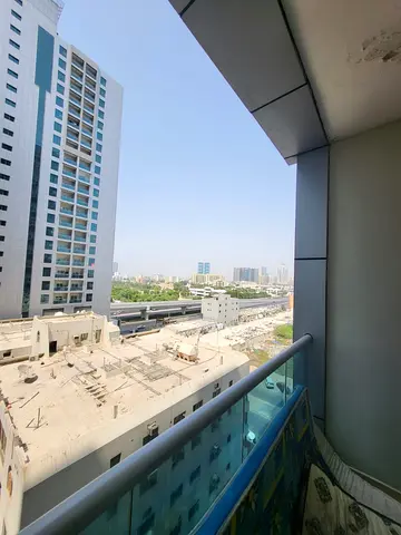 غرفه وصاله في ابراج السيتي تاور مع بركنج مع بالكونه  ف موقع مميز وحيوي