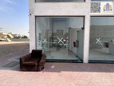 محل تجاري بمساحة واسعة وواجهة مباشرة على الشارع الرئيسي مع إمكانية إنشاء ميزانين موقع استثماري مميز
