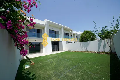 Luxurious Living ! Dream To Live ! High-End Location