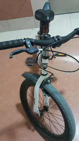 Used white front-suspension city/commuter bike - good working condition