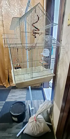 Bird cage in very good condition with free 1 sack of feeds and 1 bucket