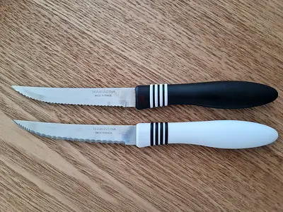 Set of 2 Serrated Kitchen/Steak Knives (black  white handles) - Good condition