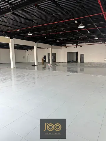 شو روم فاخر للإيجار في أم القيوين | 13,000 قدم | شارع الملك فيصل | بجوار المول | واجهة قوية | باركنق + ارتداد