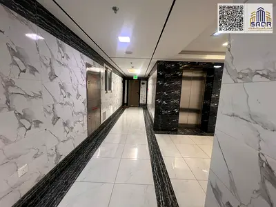 شقة واسعة بتصميم عصري تتكون من غرفتين نوم وصالة رحبة وثلاثة حمامات مع بلكون بإطلالة جميلة وموقع مميز
