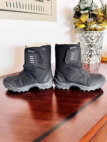 Decathlon Quenchua brand - Kids Unisex Waterproof Winter Boots - Size EU 30 (Black)