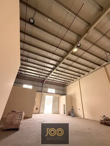 متاح للإيجار السنوي **مستودعات وشوروم جديد** في منطقة Umm Al Thuoub بإمارة Umm Al Quwain، بموقع مميز مناسب لمختلف الأنشط