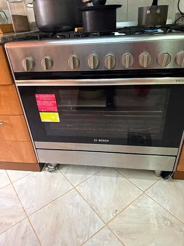 Bosch freestanding gas range with oven - good working condition