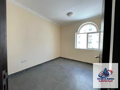أكبر مساحه استديو بالنباعه مع موزع وبلكون باطلاله مميزه جدا تكييف وغاز مركزي مساحه كبيره جدا وتسهيلات في الدفعات وصيانه علي المالك طول فتره العقد