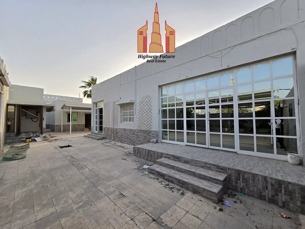 5 Bed room Hall Majlis Maids room parking big villa in sharjah.