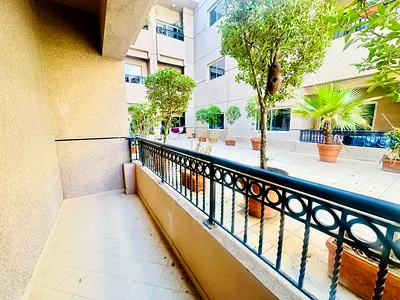 شقة غرفتين وصالة للإيجار | وحدة سكنية واسعة | بالقرب من محطة مترو برجمان |