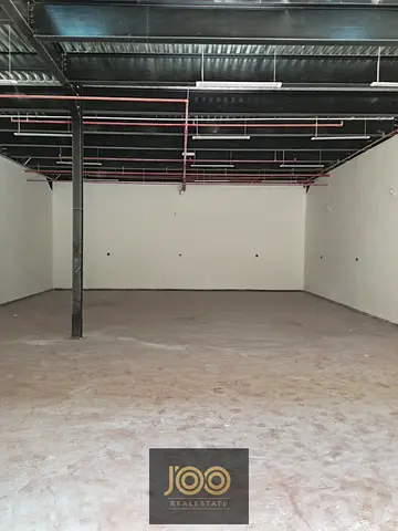 First-tenant warehouse in Ajman – 4,200 sq. ft with mezzanine, epoxy flooring, 57 kW electricity, 2 bathrooms, ready for rent.