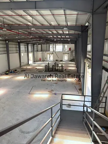 Warehouse with an area of ​​25,015 square feet and a power supply of 230 kilowatts, located on the street.