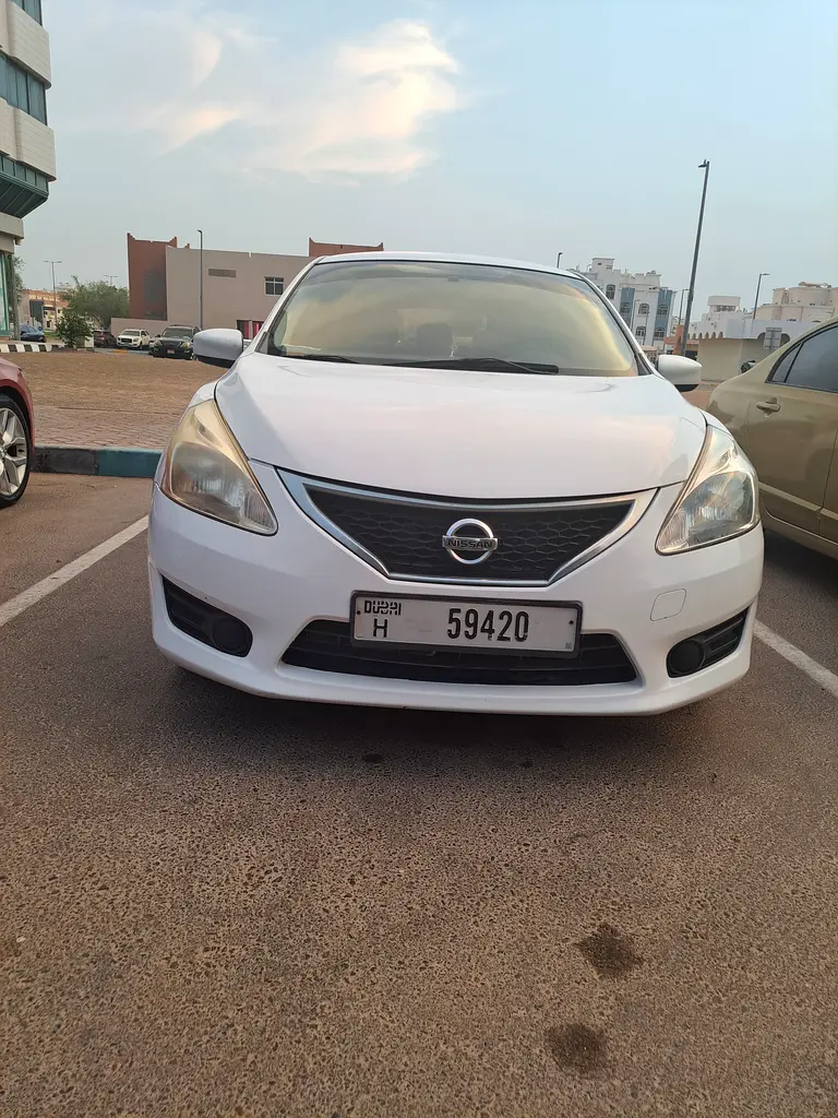 Nissan Tiida 2016 — photo 1 of 18