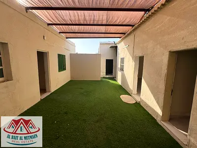 Corner house with five master bedrooms whith A/C on main street in Al-Sabkha
