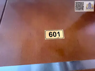 شقة عصرية فاخرة بغرفتين وصالة وبلكونة وباركن خاص مع تكييف مركزي في موقع حيوي مثالي للسكن العائلي الراقي