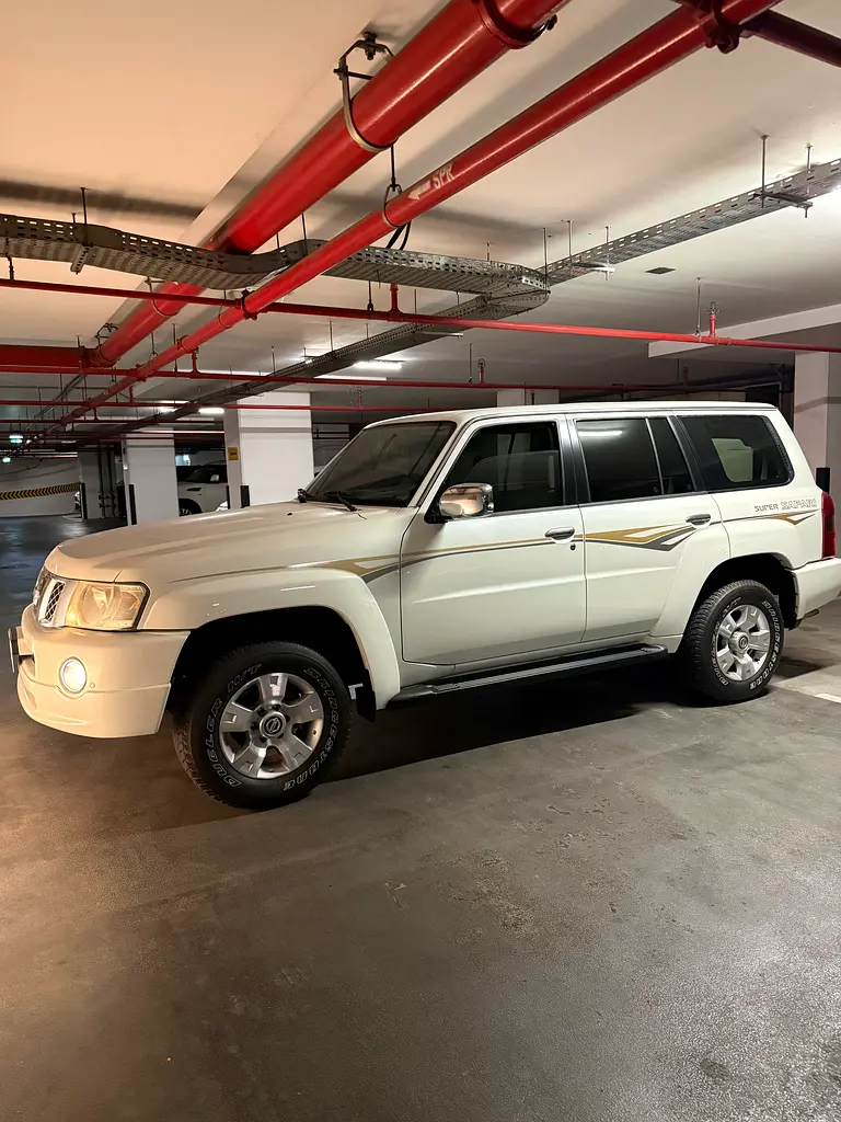 Nissan Patrol Safari 2009 — photo 1 of 9