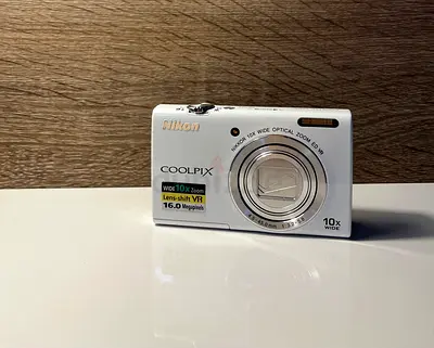 Nikon Coolpix S6200 Compact 16MP 10x Optical Zoom — White, Good Condition