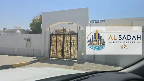 للبيع فيلا دور واحد في العزره في ٤غرف وصالة ومجلس ومطبخ مساحة  8000 قدم  ملحق في غيرفتين وصالة ومطبخ مؤجر شهري ٢٣٠٠ مطلوب ١٣٥٠٠٠٠ قابل