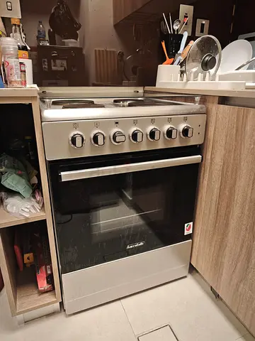 Used freestanding electric cooker with oven - good working condition