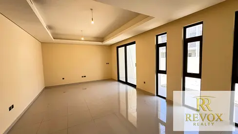 Spacious 3BR Townhouse | Closed Kitchen | R2M