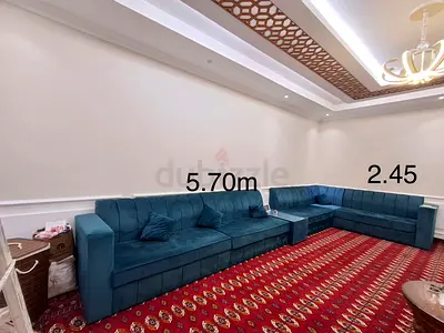 Big Velvet Sofa 1.500 Dhs