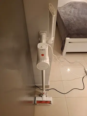 Lightweight cordless stick vacuum — compact and upright, like-new