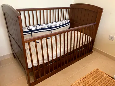 Mama  Papas - Baby Crib / Convertible Cot in Good Condition