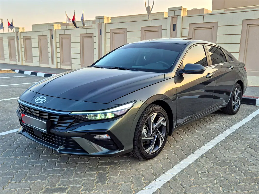 Hyundai Elantra 2025 — photo 1 of 7