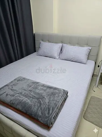 Free : Queen upholstered bed with mattress and linens - good condition