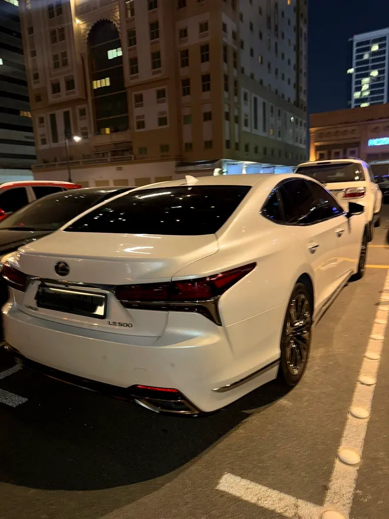 Lexus LS-Series 2020 — photo 1 of 8