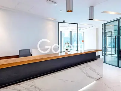 مساحة مكتبية فاخرة مفروشة بالكامل بإطلالات على المارينا والمدينة