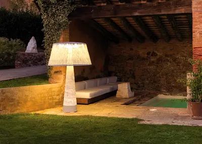 Outdoor floor lamp with significant WOW factor