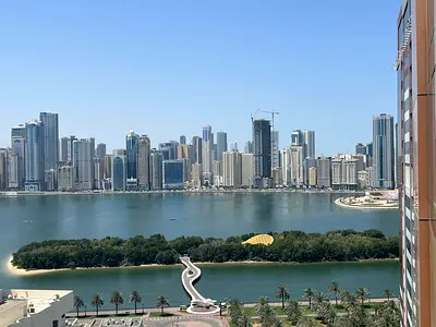 شقة غرفة وصالة بإطلالة مفتوحة قرب الكورنيش ومخرج دبي