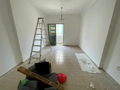 جيم ومسبح  مجانا مع بلكون موقع مميز وحيوي قريب من كل الخدمات مثل المقاهي والمتاجر وقريب من مخرج دبي