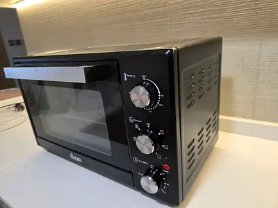 Compact countertop electric oven / toaster oven - good working condition
