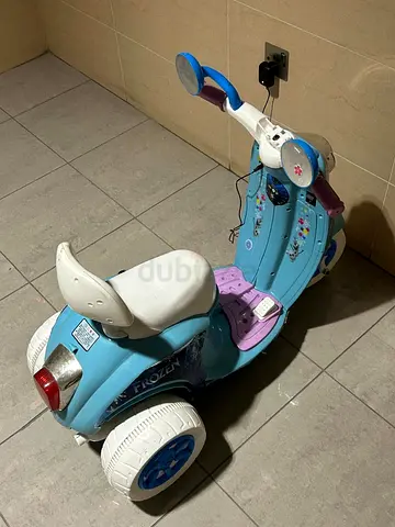Kids Frozen-themed Electric Ride-on Scooter (3-wheel) - Works, Needs charger cable tidy